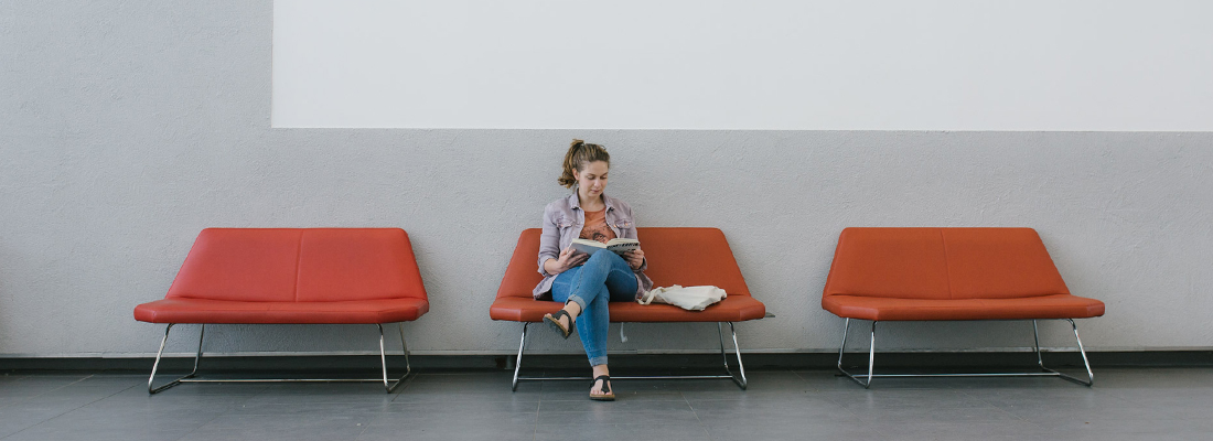 Studentin auf Couch